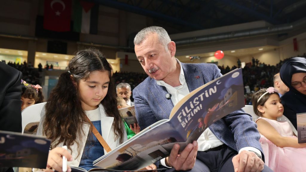 Kocaeli Belediyesi ile kitap okuma dünya rekoru denemesi