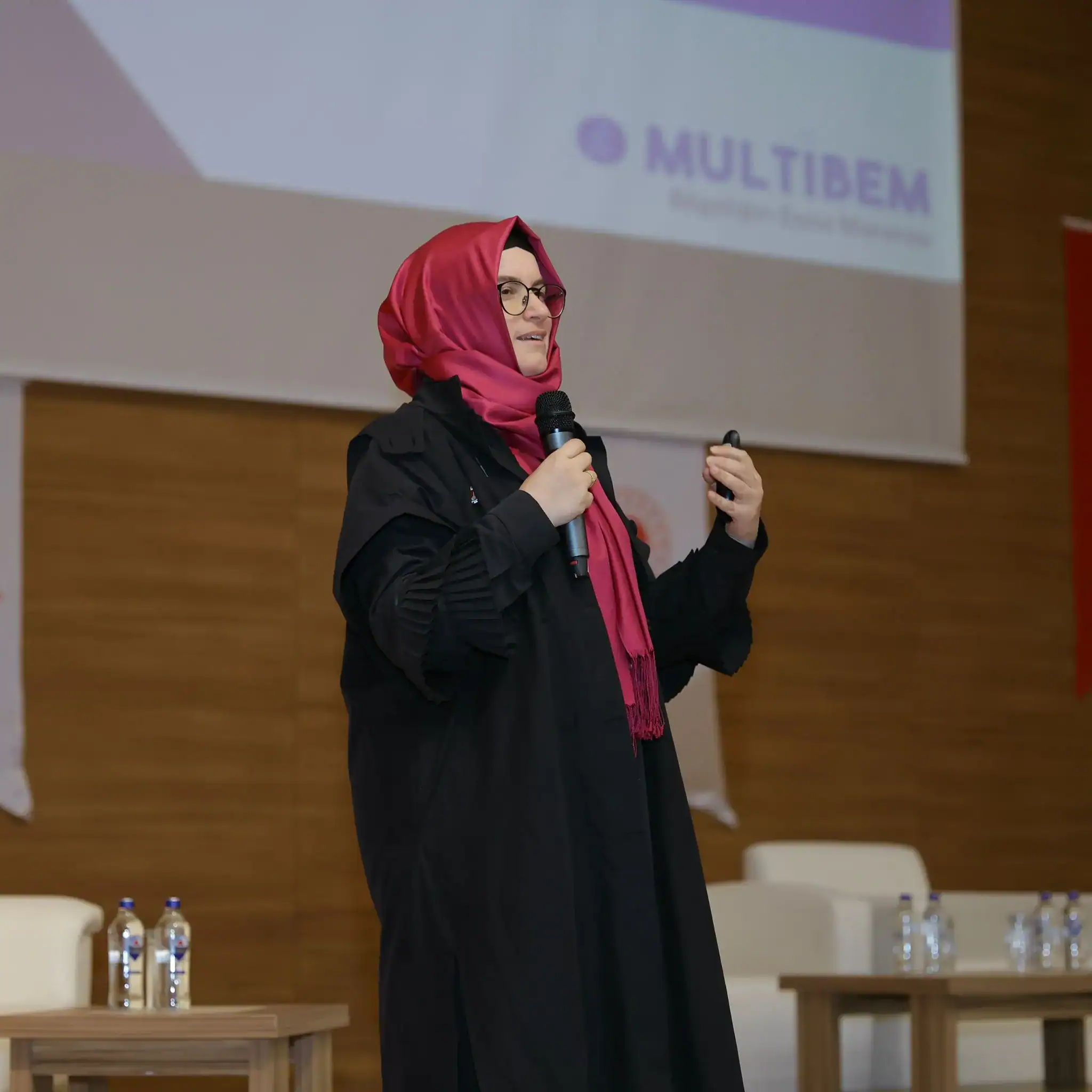 Uzman Pedagog Semra Alkan Multibem Bilgeliği sunumunu yaparken