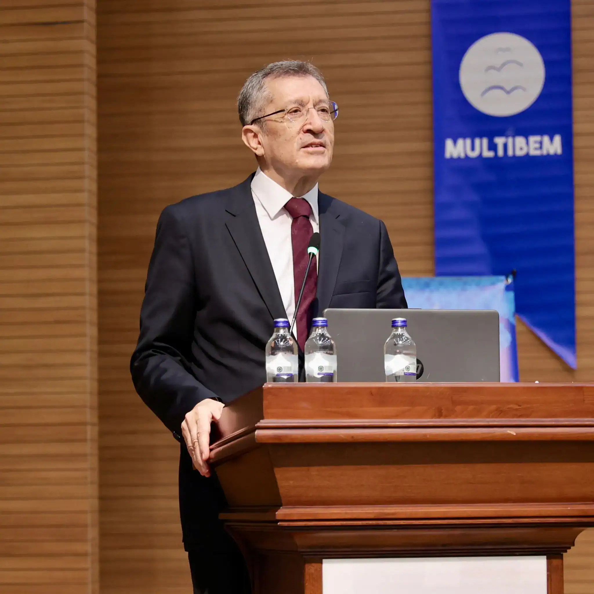 Prof. Dr. Ziya Selçuk salonu selamlarken