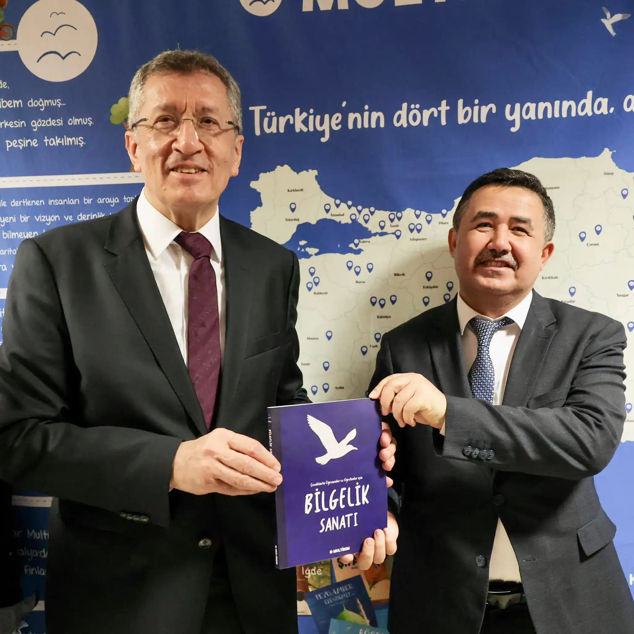 Prof. Dr. Ziya Selçuk'a sempozyum anısına hediye takdimi