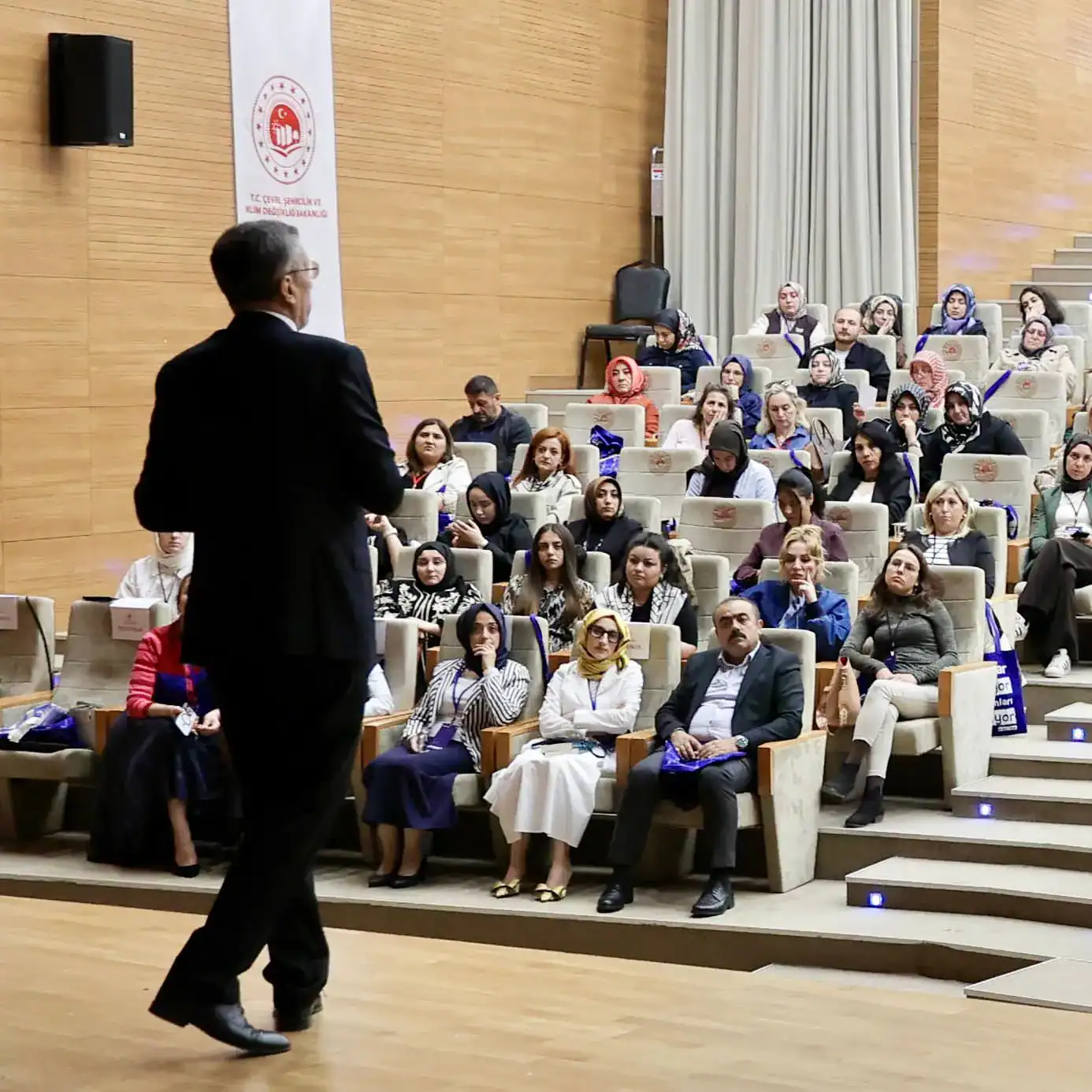 Prof. Dr. Ziya Selçuk Bilgelik Sanatı Sempozyumu'nda konuşurken